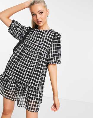 New Look - Vestito grembiule corto con maniche a sbuffo, colore nero a quadri