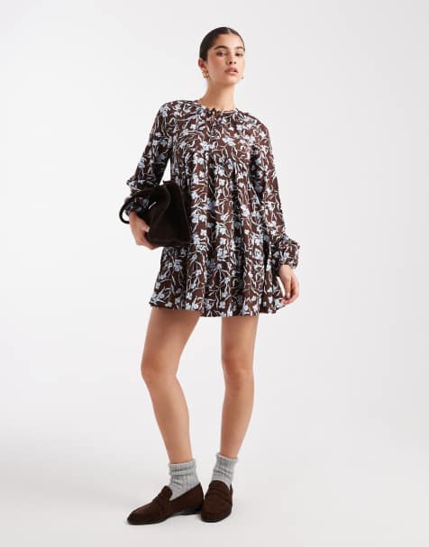 New Look - Vestito grembiule corto marrone a fiori con maniche lunghe  - view 1