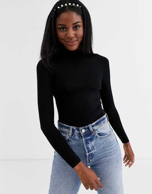New Look – Victoria – Langärmliger Body mit gerüschtem Ausschnitt in Schwarz