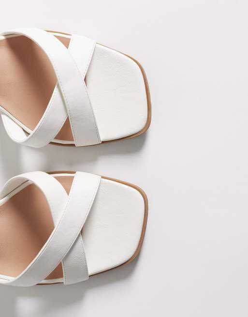 New Look – Vita sandaler med blockklack och korsade remmar, 4 av 4