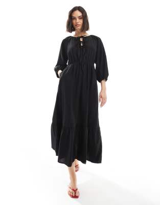New Look - Vorne gebundenes, abgestuftes Midi-Hängerkleid in Schwarz