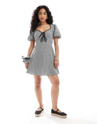 New Look - Vorne gebundenes Minikleid in Schwarz mit Vichy-Karomuster