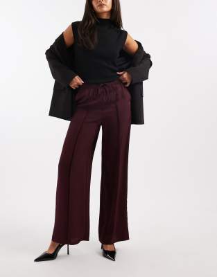 New Look - Weit geschnittene Hose aus Satin in Burgunderrot