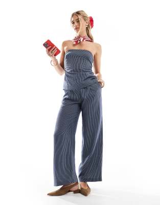 New Look - Weit geschnittene Hose in gestreiftem Blau, Kombiteil