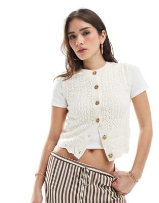 New Look - Weste in Creme mit Knopfleiste und Ziernähten-Weiß