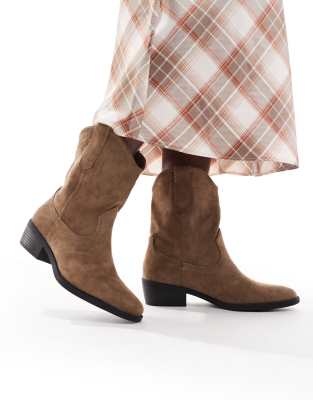 New Look - Western-Stiefeletten aus Wildlederimitat in Kamelbraun-Neutral