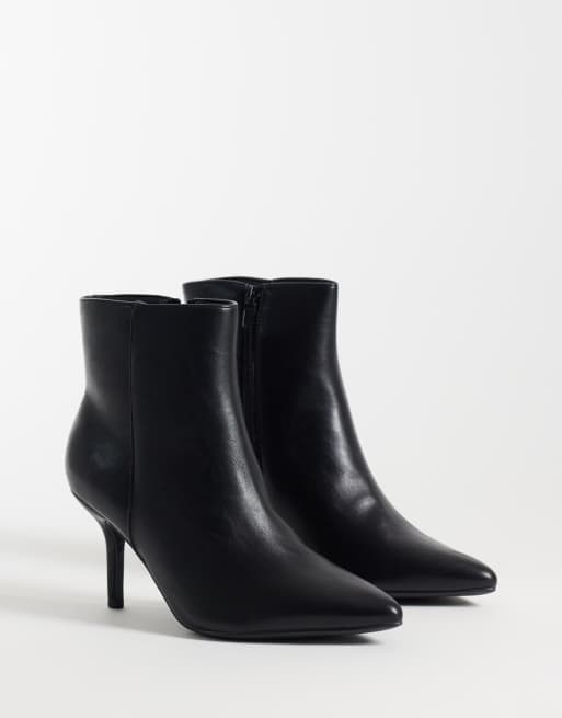 New Look Wide Fit ankelstøvle i imiteret læder med spids tå i sort, 2 af 5