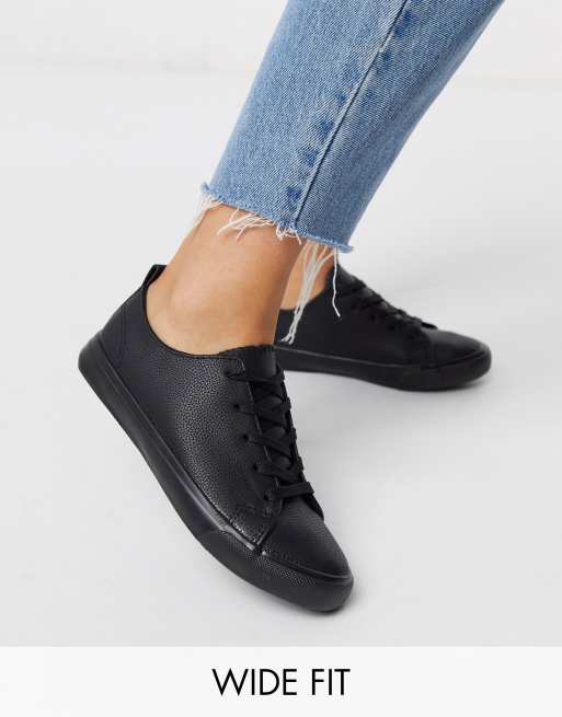 New Look lace up trainer in black