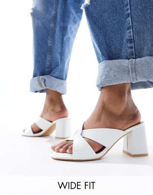 New Look Wide Fit - Mules in Weiß mit verdrehtem Riemen und Absatz, weite Passform