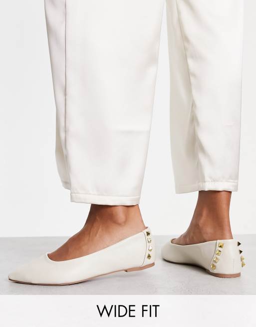 New Look Wide Fit - Platte, puntige ballerina's met studs in gebroken wit 