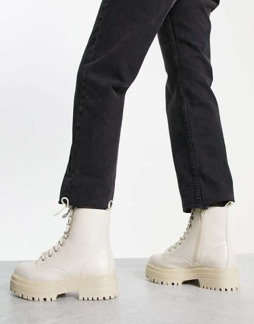 New Look Wide Fit - Platte veterlaarzen met dikke zool in gebroken wit, 3 van 4