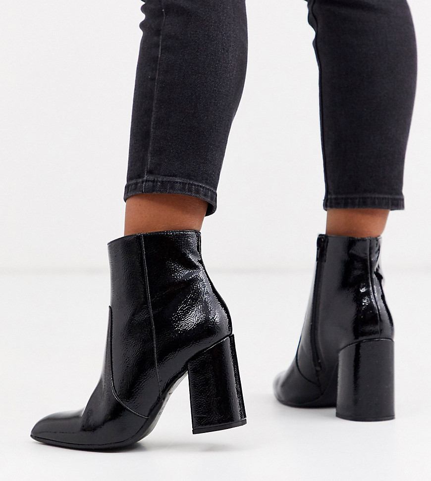 New Look Wide Fit - Puntige laarzen met hak van gekreukeld lakleer PU in zwart