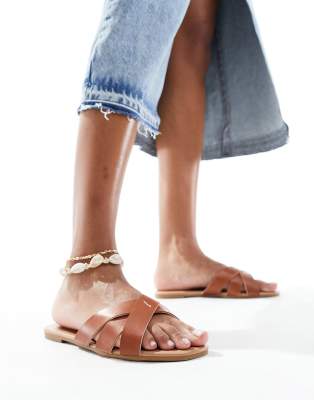 New Look Wide Fit - Sandalen in Braun mit überkreuzten Riemen, weite Passform