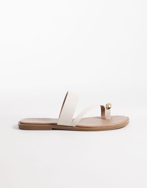 New Look Wide Fit – Sandalen in Creme mit Zehenschlaufe aus Metall, weite Passform - view 1