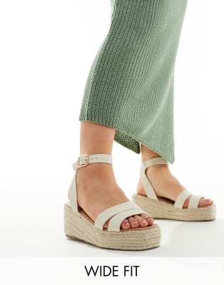 New Look Wide Fit - Sandalen in gebrochenem Weiß mit flacher Plateausohle, weite Passform