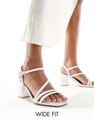 New Look Wide Fit - Sandalen in Weiß mit mehreren Riemen und Blockabsatz, weite Passform