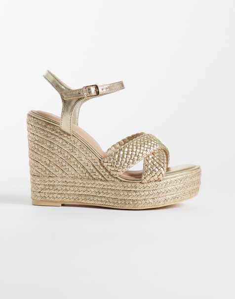 New Look Wide Fit - Sandali a pianta larga con zeppa e fascette incrociate intrecciate color oro - view 1