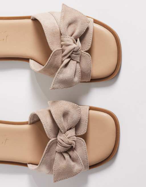 New Look Wide Fit - Sandali color visone a pianta larga con fiocco, 3 di 4