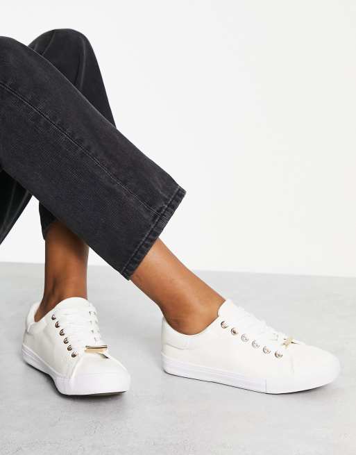 New Look Wide Fit – Schnür-Sneaker in Weiß mit goldfarbenem Ösendetail