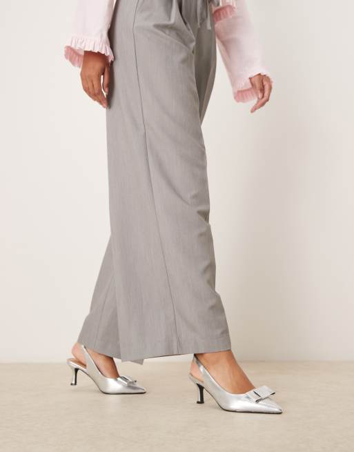 New Look Wide Fit - Sølvfarvede sko med hæl, slingback-rem og sløjfe, 4 af 4