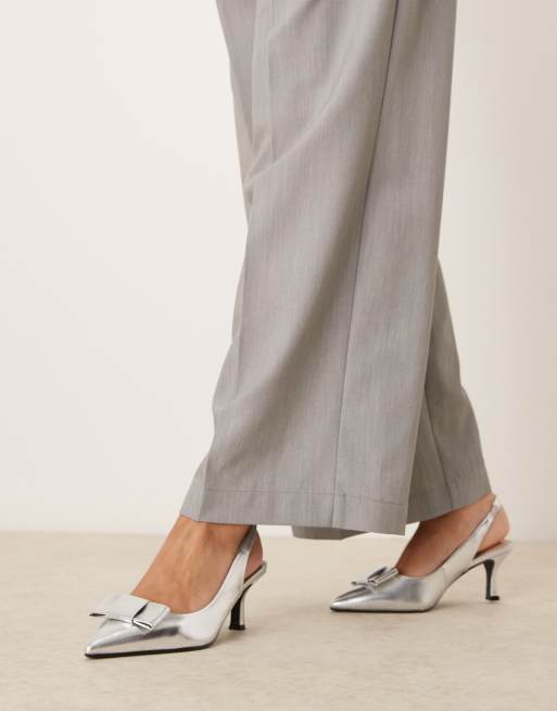 New Look Wide Fit – Srebrne buty na obcasie z paskami za piętą i kokardkami