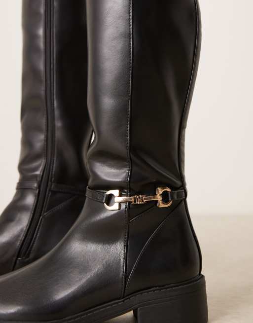 New Look Wide Fit Stivali al ginocchio stile equitazione neri con dettagli in metallo a pianta larga