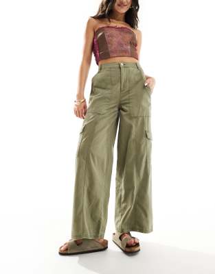 New Look wide leg cargo trouser in khaki-Green