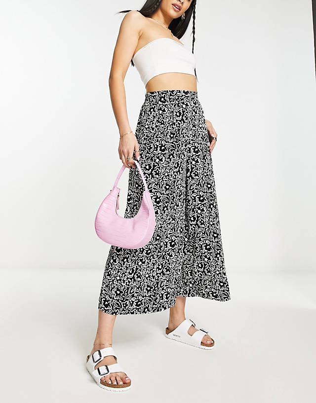 New Look - wide leg cropped trousers in black floral