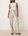 [New Look] New Look wide leg jeans in snake print-White 14 CREAM