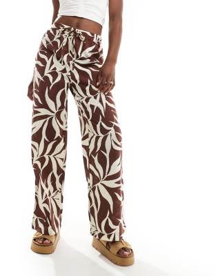 New Look wide leg trousers in palm print-Brown