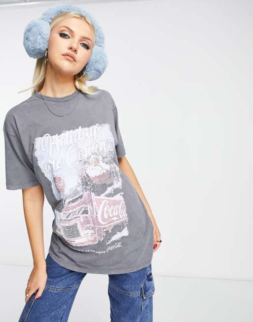 New Look x Coca Cola – Szary T-shirt ze świątecznym nadrukiem z napisem „Holidays Are Coming” i efektem sprania