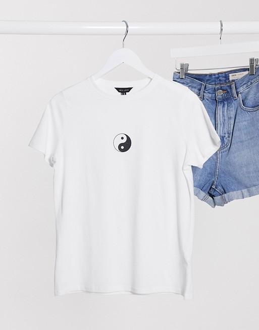 New Look ying yang tee in white