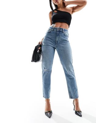 New Look - Zerrissene Mom-Jeans in einer blau getönten Waschung