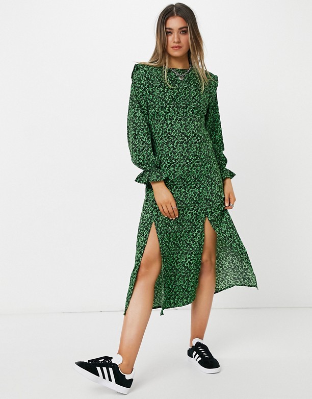  Do Dyspozycji New Look – Zielona kwiecista sukienka midi z poduszkami na ramionach i rozcięciem Zielone wzory