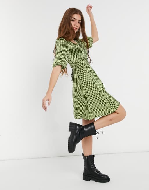 New Look – Zielona wiązana sukienka mini z marszczonym biustem i wzorem w kratę vichy