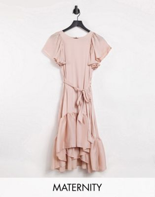 фото Нежно-розовое атласное платье миди с оборкой по нижнему краю blume maternity-розовый цвет