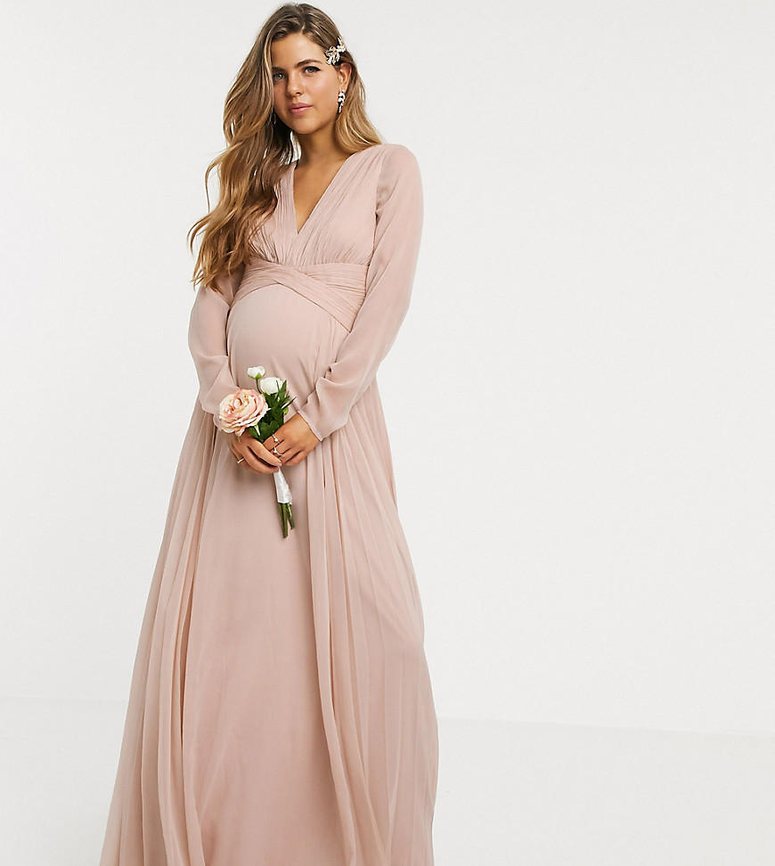 фото Нежно-розовое присборенное платье макси с длинными рукавами и плиссированной юбкой asos design maternity bridesmaid-розовый цвет asos maternity