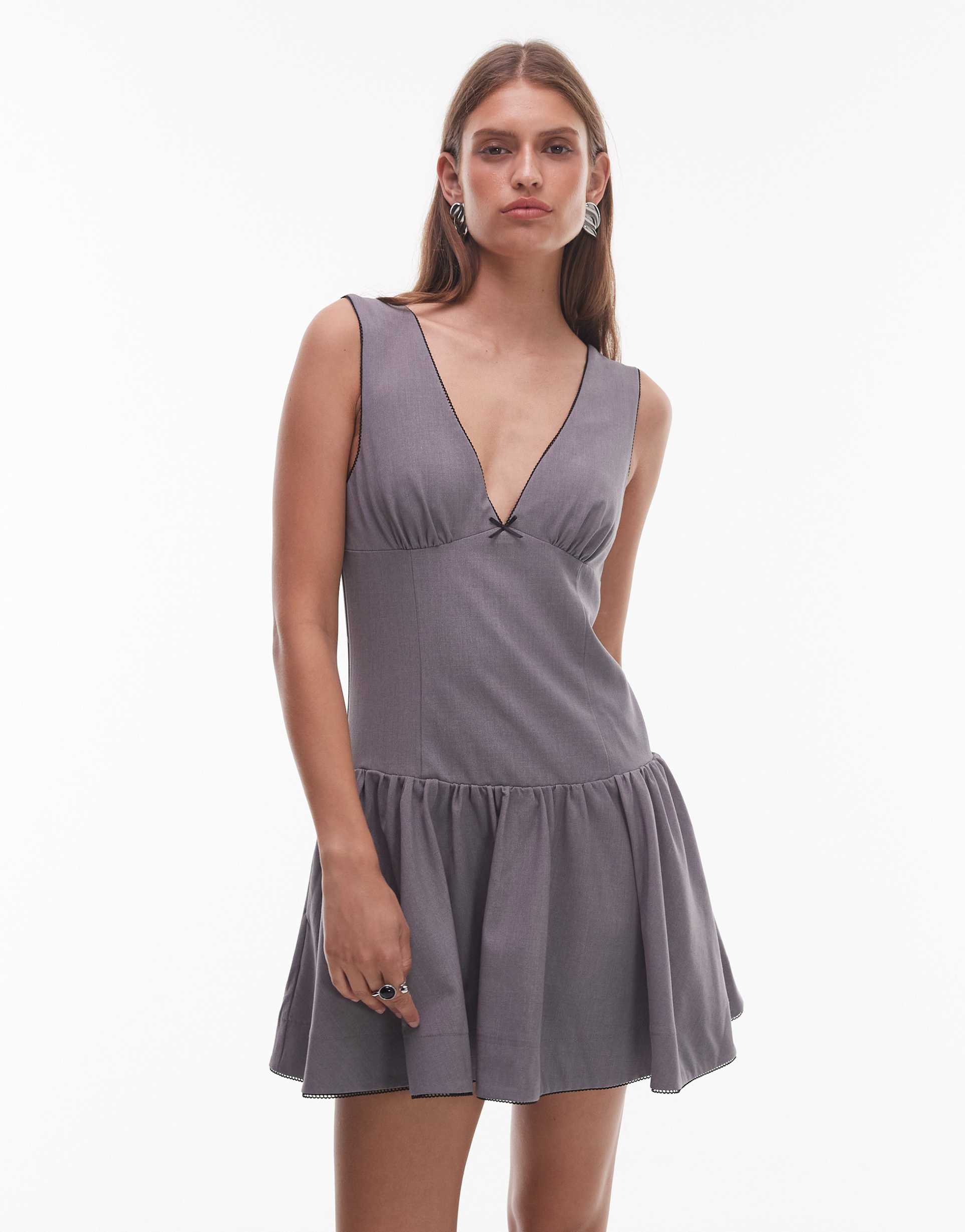 nia cabaello v neck drop waist dress in gray