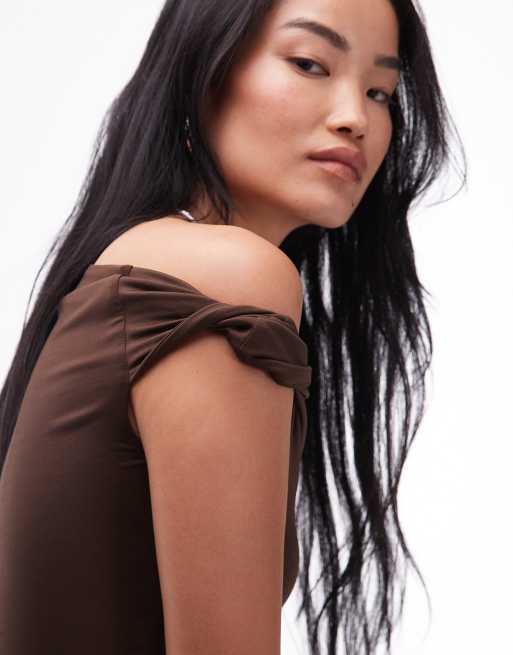 NIA Fraise slinky twist off shoulder top in espresso, 4 of 4