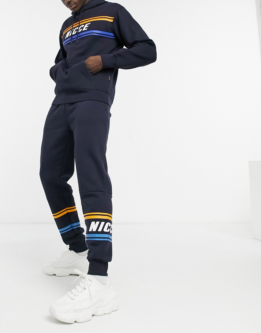Nicce - Joggingbroek met logo tussen strepen in marineblauw