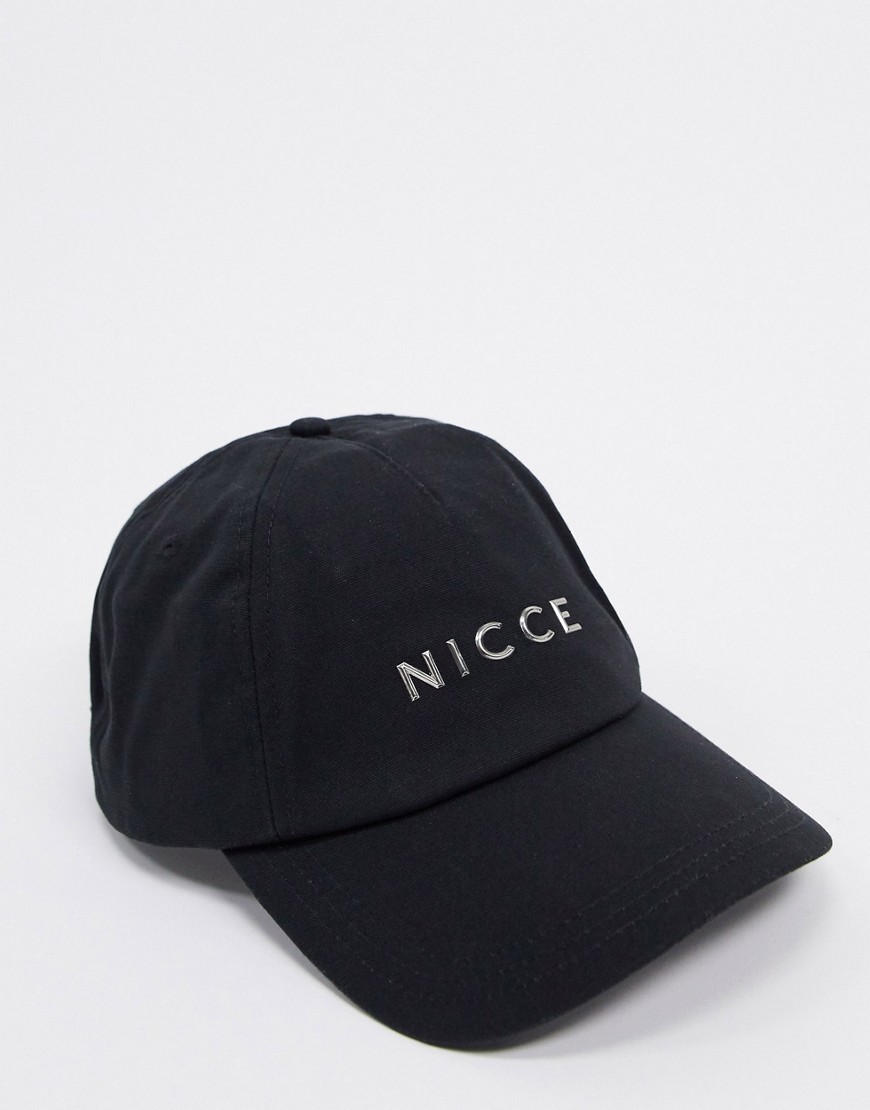 Nicce - Pet met metallic logo in reliëf in zwart