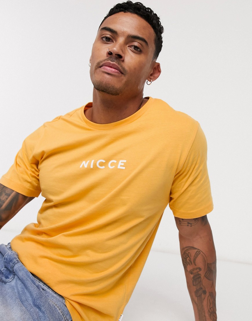 Nicce - T-shirt med centreret logo i gul