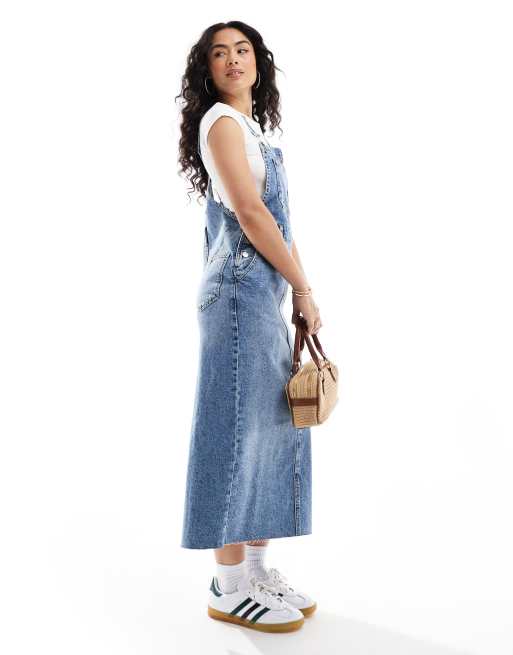 Niebieska dżinsowa sukienka ogrodniczka z efektem połowicznego sprania od ASOS DESIGN