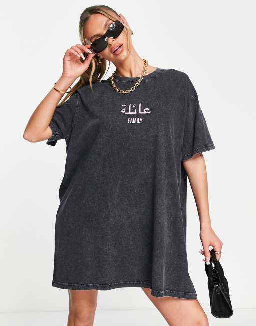 Night Addict – Czarna sukienka t-shirtowa oversize z efektem sprania i napisem „Family”
