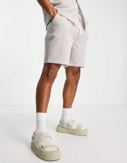 Night Addict - Gestreepte seersucker short met elastische tailleband in lichtbruin, deel van co-ord set