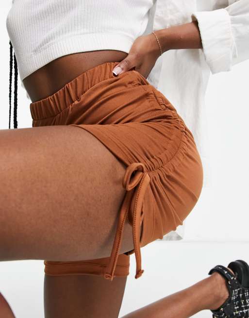 Night Addict - Leggings corti arricciati in marrone con lacci
