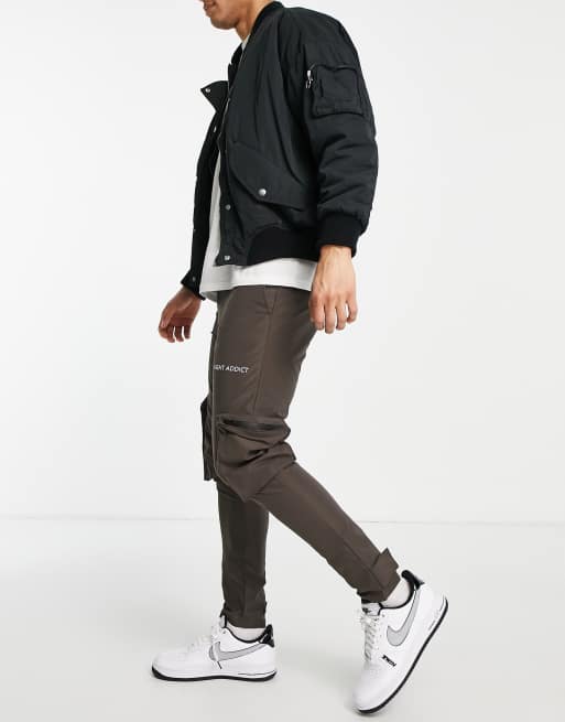 Night Addict - Pantaloni multitasche affusolati ed elasticizzati con fondo regolabile marroni in coordinato, 2 di 4