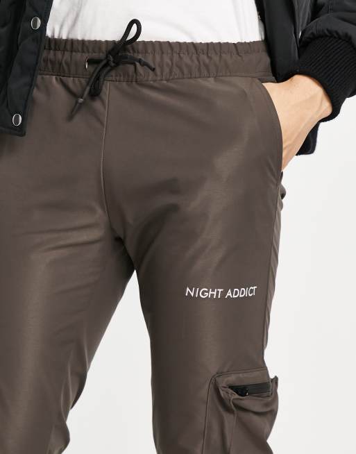 Night Addict - Pantaloni multitasche affusolati ed elasticizzati con fondo regolabile marroni in coordinato, 3 di 4