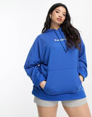 Night Addict Plus - Oversize-Kapuzenpullover in Blau mit „Sweetie"-Print