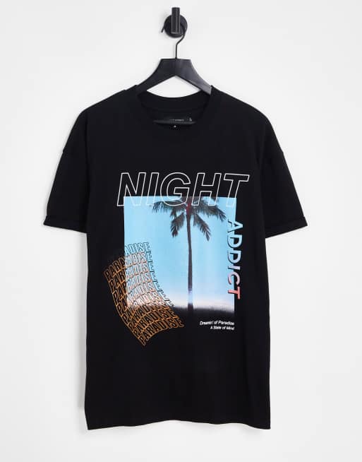 Night Addict - Sort T-shirt med tropisk print på brystet